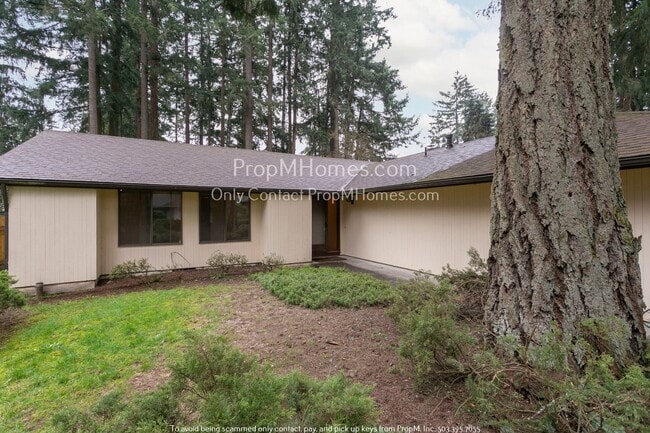 Building Photo - Entertainers Dream! Beautiful Three Bedroo...