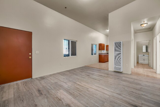 Building Photo - 5869 S Figueroa St