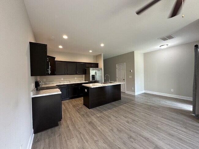 Building Photo - Beautiful 3 Bedroom, 2.5 Bath Home!