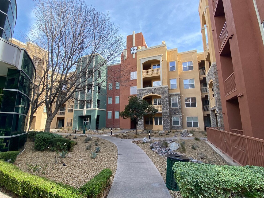 Foto principal - 68 E Serene Ave
