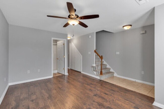 Building Photo - Oak Ridge 37830 - 2 bedroom, 2 bath townho...