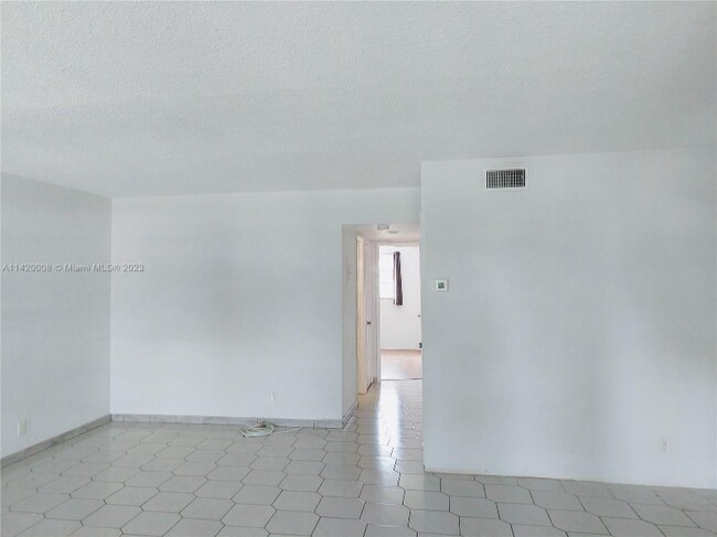 Building Photo - 501 Blue Heron Dr