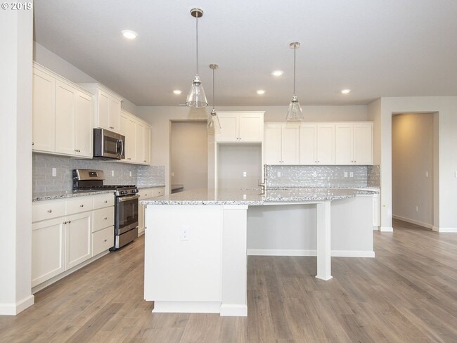 Building Photo - 7233 SE Tamarack Street~ MOVE IN SPECIAL!!...