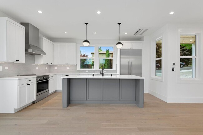 Foto del edificio - New Home Downtown Kirkland