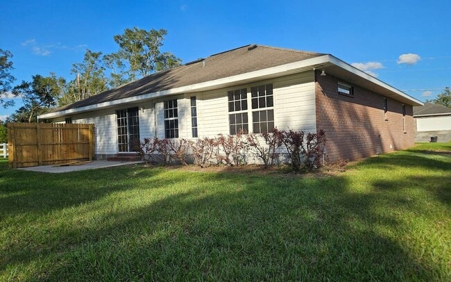 Building Photo - 122 SW Gerald Conner Dr