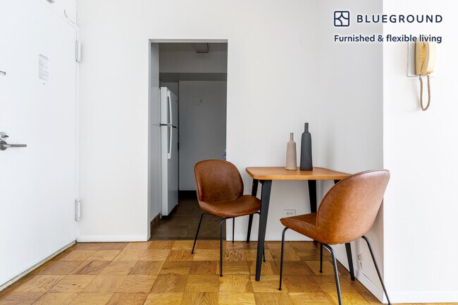 Foto del edificio - 230 W 55th St