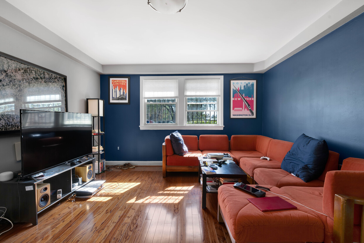 Primary Photo - 301 Whittier St NW