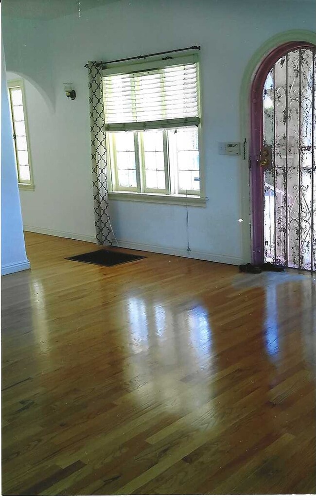 Living Room - 580 N Windsor Blvd
