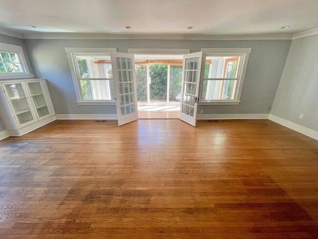 Building Photo - 3 Bedroom Meadowbrook Rambler with Fenced ...