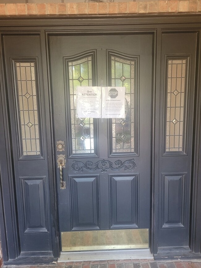 Building Photo - 5 bed 3 bath home, 3 car garage