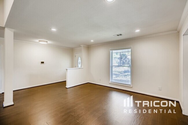 Foto del edificio - 8127 Twin Hills Dr