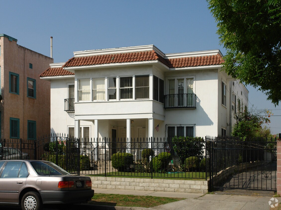 Foto principal - 817 N Heliotrope Dr