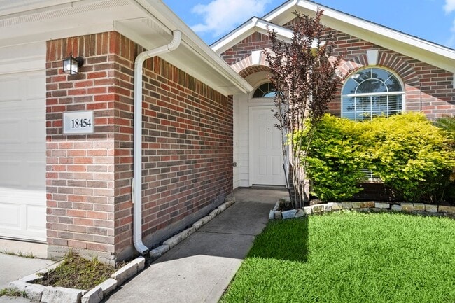 Foto del edificio - 18454 Sunrise Pines Dr