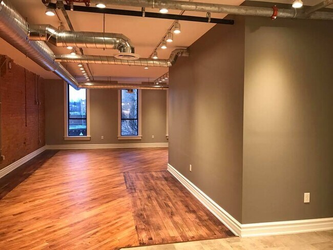 Foto del edificio - 110 S Main St