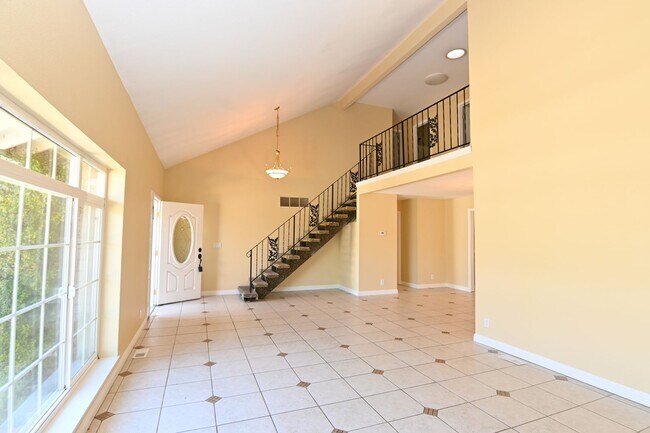 Foto del edificio - Beautiful 5 bed 3 bath, 2 car Garage & Pool, Near Snell & Calero