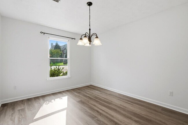 Foto del edificio - 4061 Keheley Glen Dr