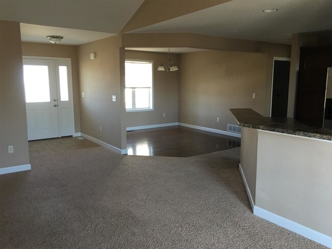 Building Photo - 123 Mesa Dr