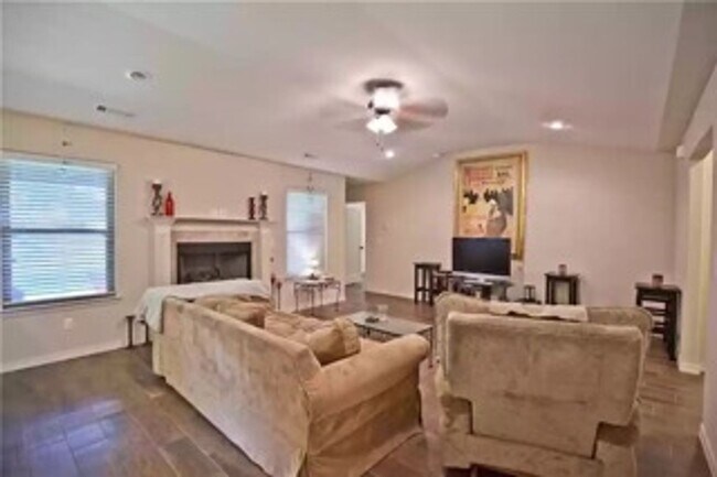 Foto del edificio - Beautiful 3 Bedroom / 2 Bathroom Home - ASK ABOUT OUR CASHLESS SECURITY DEPOSIT OPTION