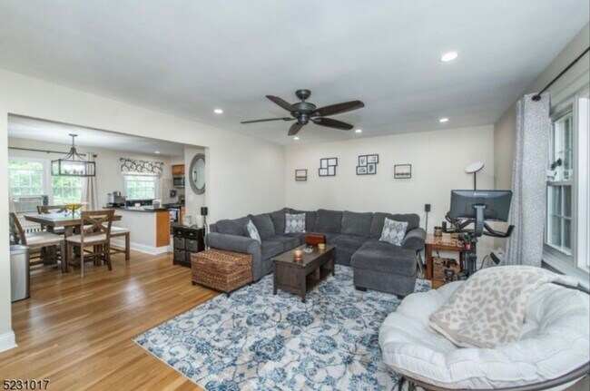 Foto del edificio - 8 Wedgewood Dr