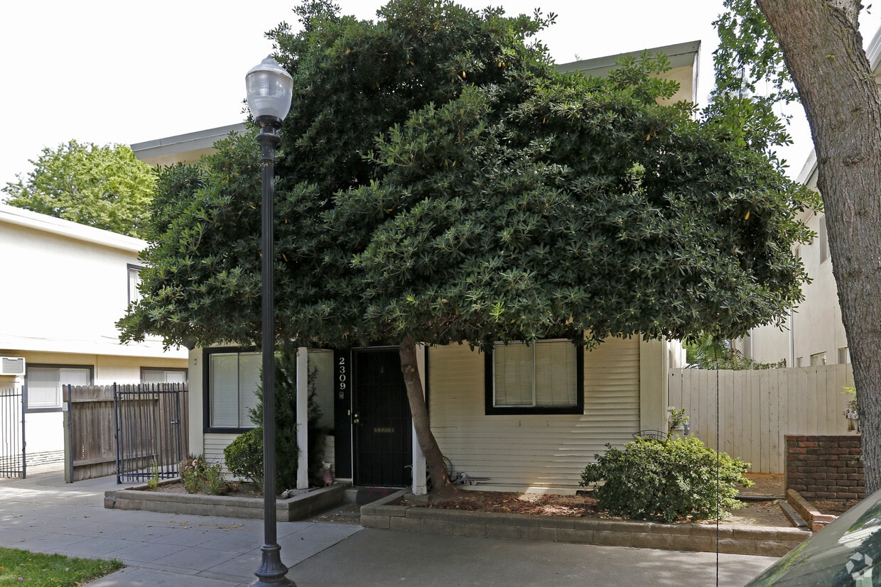 Building Photo - 2309 I St