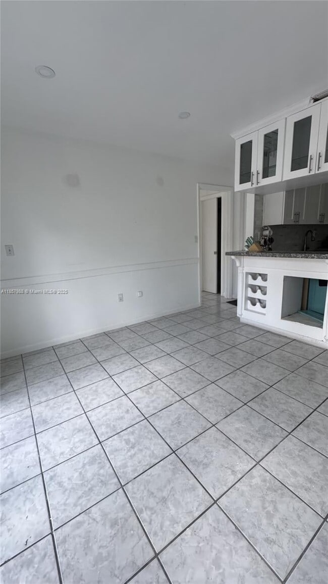 Building Photo - 1290 SE 8th Pl