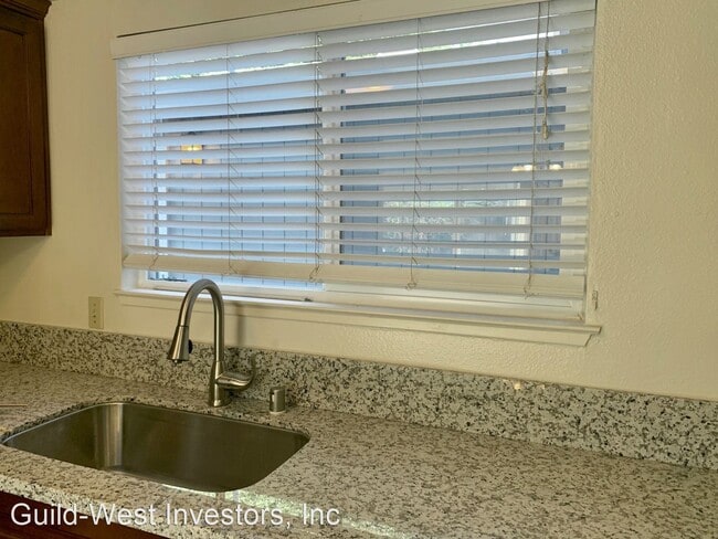 Building Photo - 2 br, 1.5 bath House - 6057 Woodside Drive