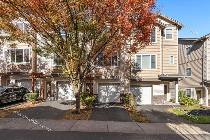FREE 2ND MONTH RENT! Charming Townhome w/ ... - Charming Townhome w/ Fireplace, Balcony & ...