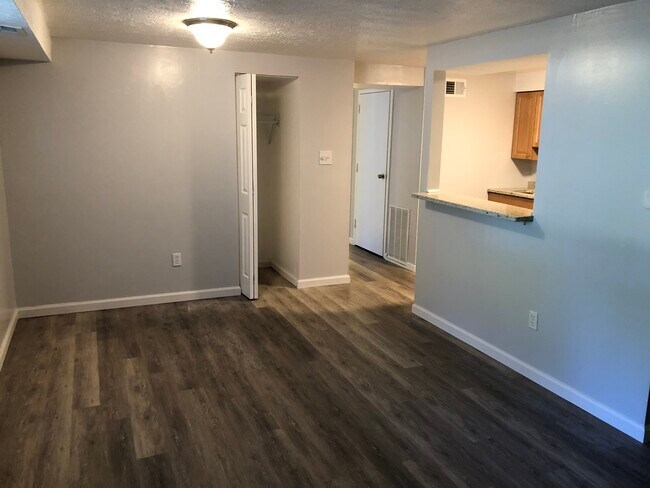 Foto del edificio - 2459 Brook Ledge Rd