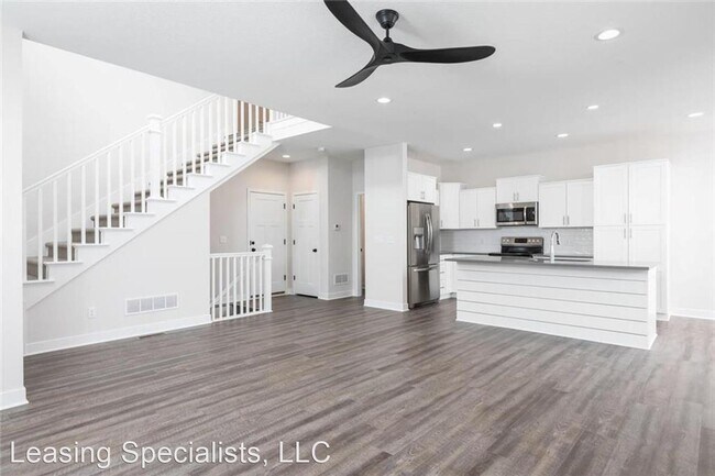 Building Photo - 4 br, 3.5 bath House - 16224 Broadmoor St