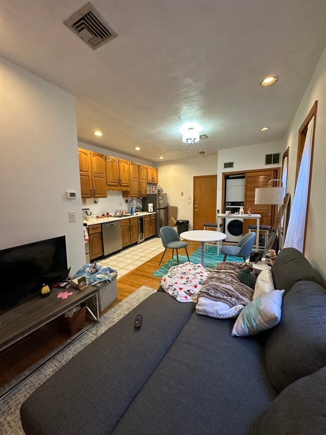 Building Photo - 374 North St