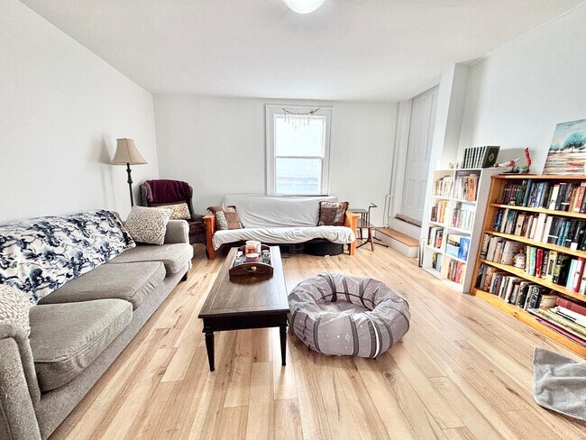 Photo du bâtiment - 2 Bedroom / 1 Bathroom Apartment for Rent !