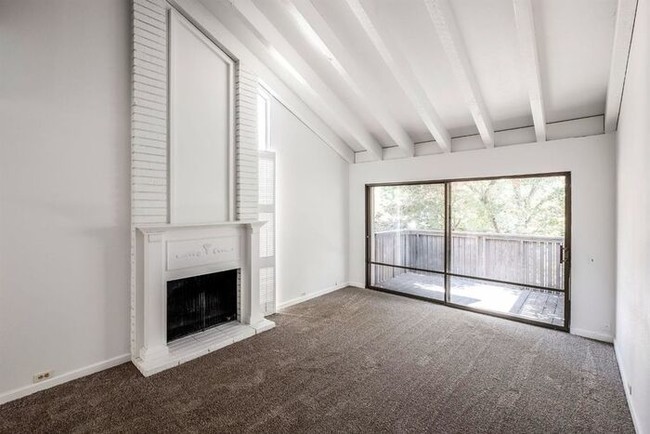 Foto del edificio - 2217 Woodside Ln