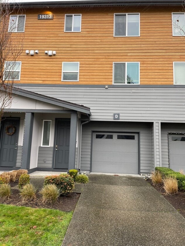 Stunning 3 bedroom 2.5 bathroom Townhome in Bothell! - Stunning 3 bedroom 2.5 bathroom Townhome in Bothell!