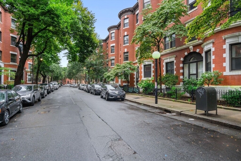 Primary Photo - 102 Gainsborough St