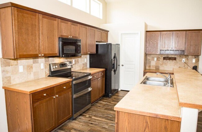 Foto del edificio - 3 Bed Home with Attached Garage