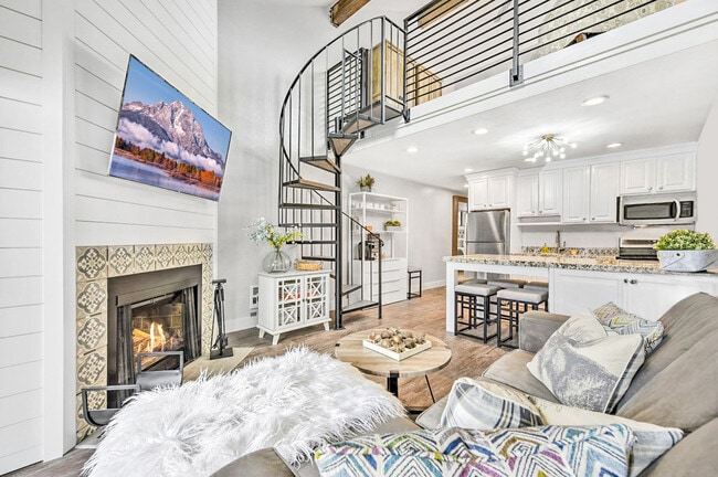 Building Photo - 1530 Empire Ave