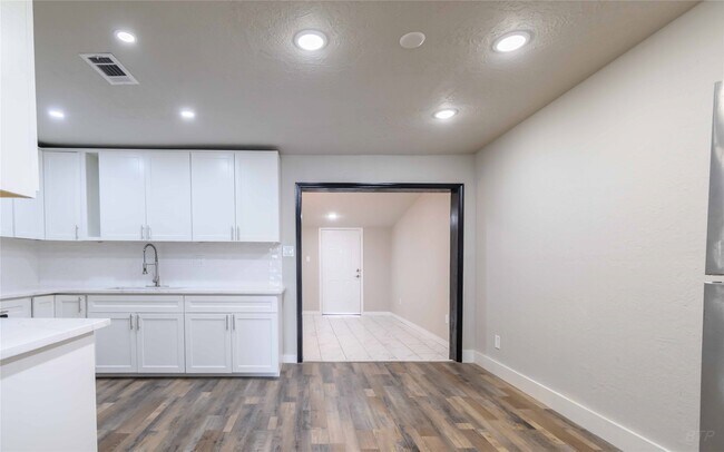 Building Photo - 12044 Beechnut St