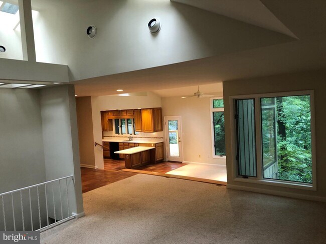 Building Photo - 3800 Lakeview Terrace