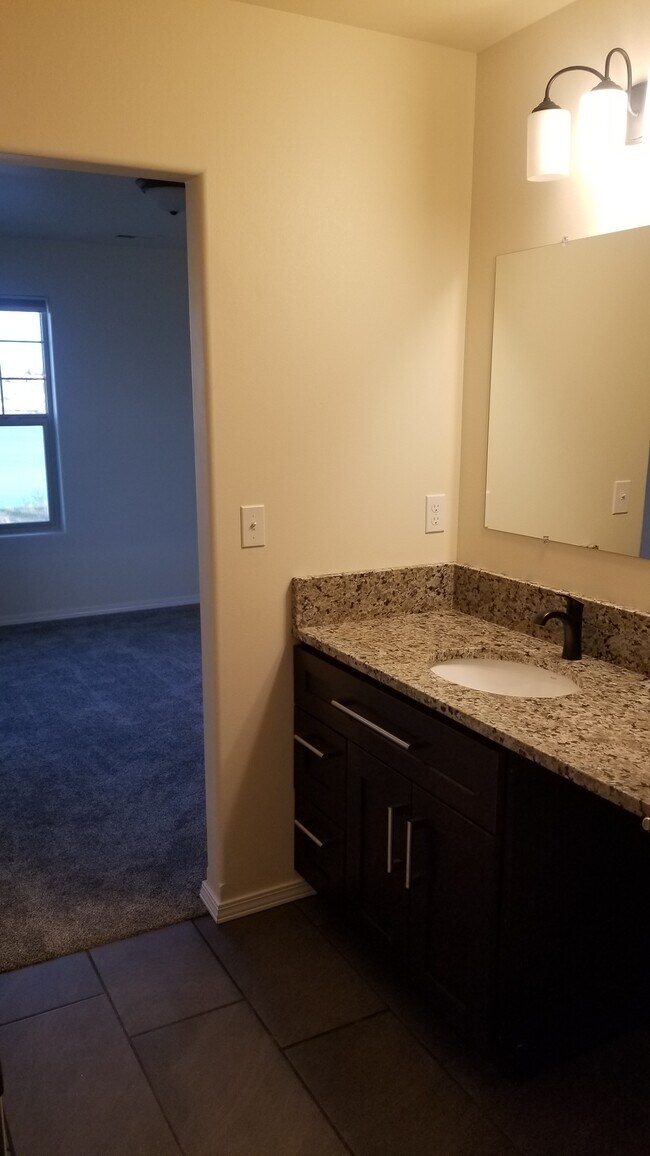 Foto del edificio - 1412 W Lakeside Dr