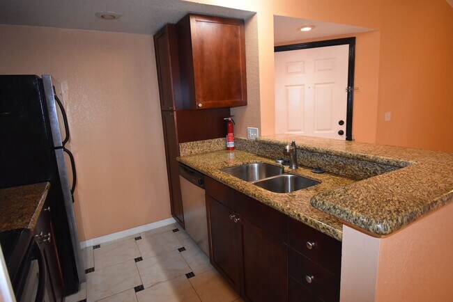 Building Photo - 1/1 in near Mall at Mellinnia! AVAILABLE NOW!
