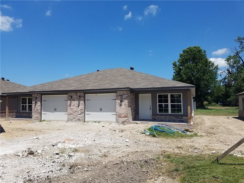 1723 E Central St, Siloam Springs, AR 72761 Townhome Rentals in