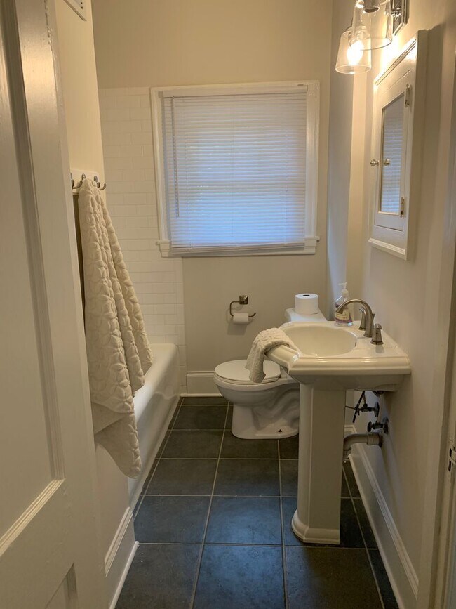 Foto del edificio - Spacious Sunset Hills 2 BR with Lawncare I...