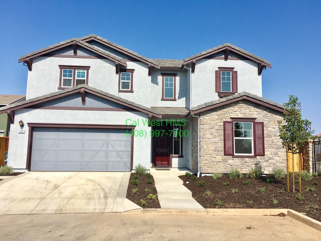 Primary Photo - $4000 - Executive 4 Beds/ 3 Baths New Cons...