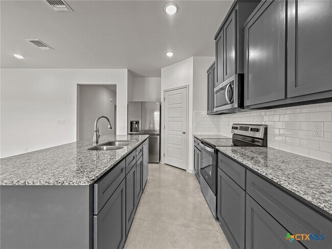 Building Photo - 822 Freedom Cir