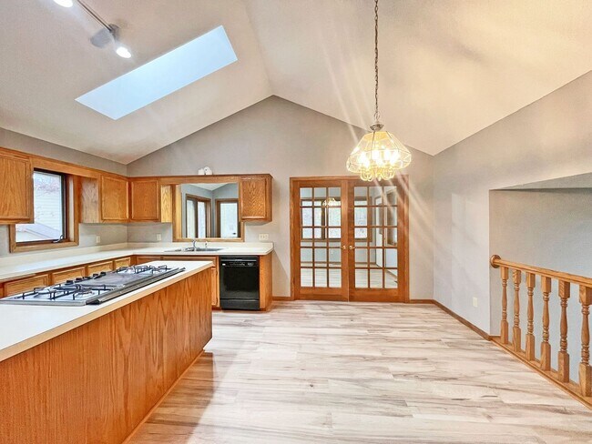 Foto del edificio - Newly Redone Luxury Lakeville Home, New Flooring, New Carpet, Skylights, Deck, Vaults, 3-Car Heat...