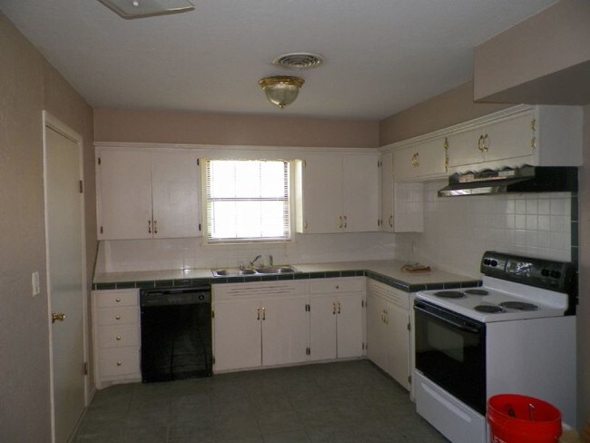 Building Photo - 521 NW Woodridge Dr