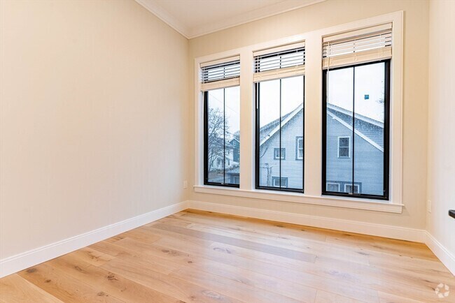 Building Photo - 147 Everett St