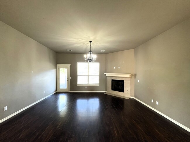 Building Photo - Charming 3-bed Home with Modern Touches an...