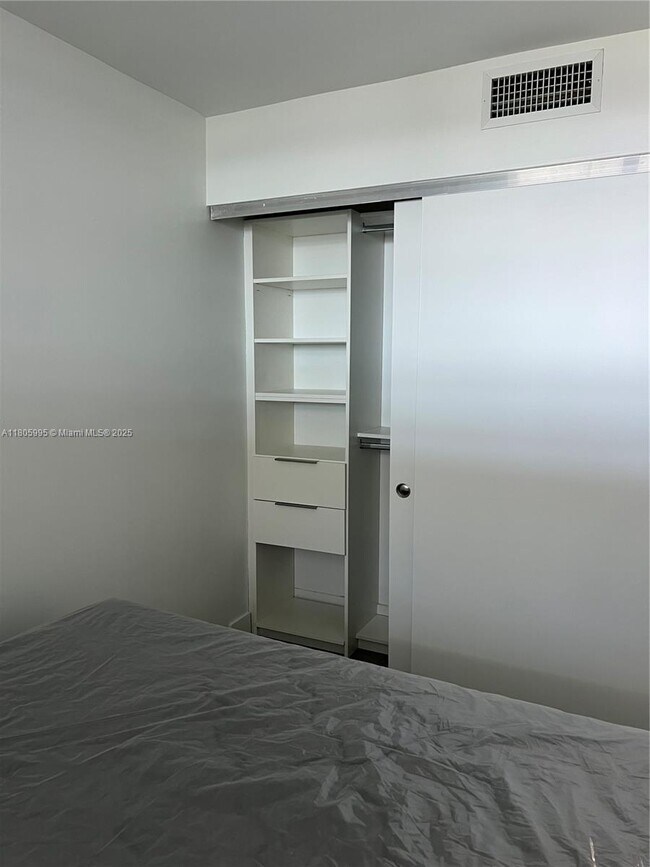 Foto del edificio - 9821 E Bay Harbor Dr