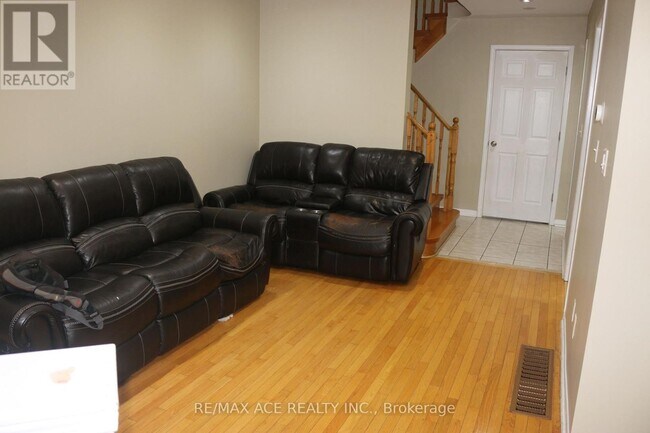 Photo du bâtiment - 240 McLevin Ave